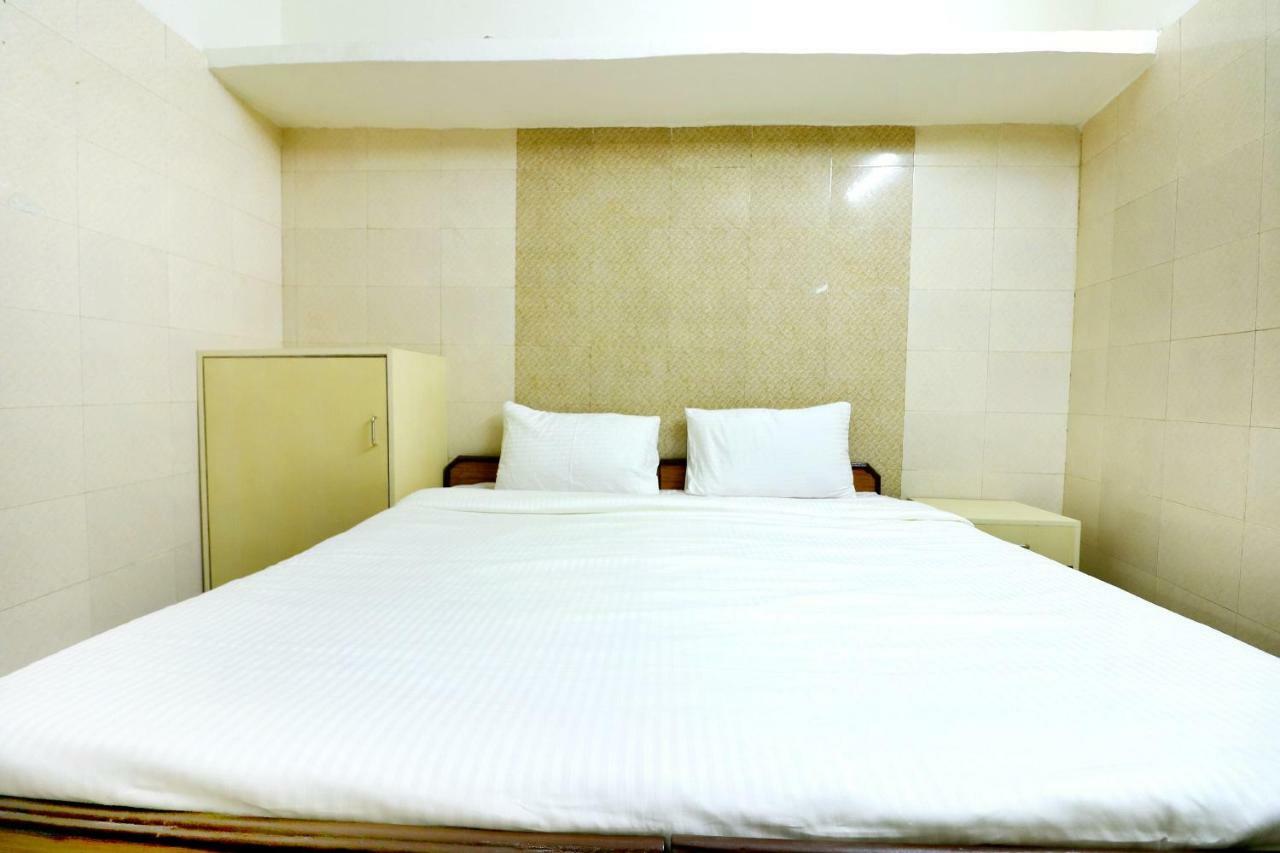 Spot On 44679 Hotel Samrat Sohana Exterior photo